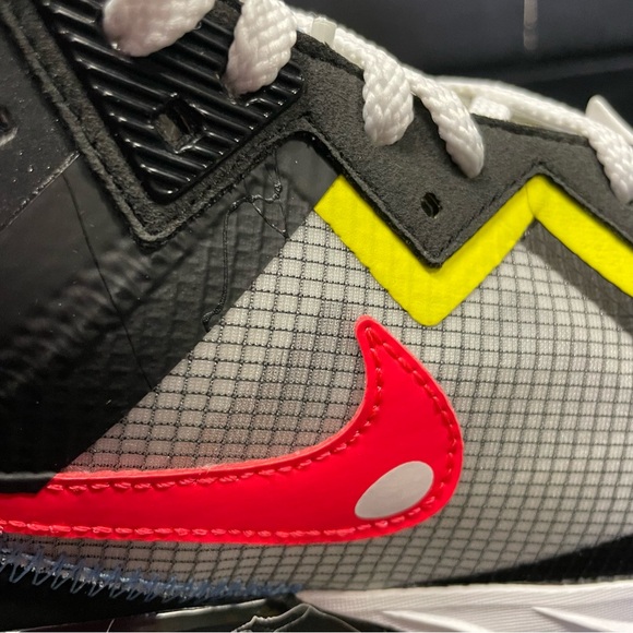 NIKE
LeBron 18 Low 'Sylvester vs Tweety Space Jam' Athletic Sneakers - Picture 5 of 16